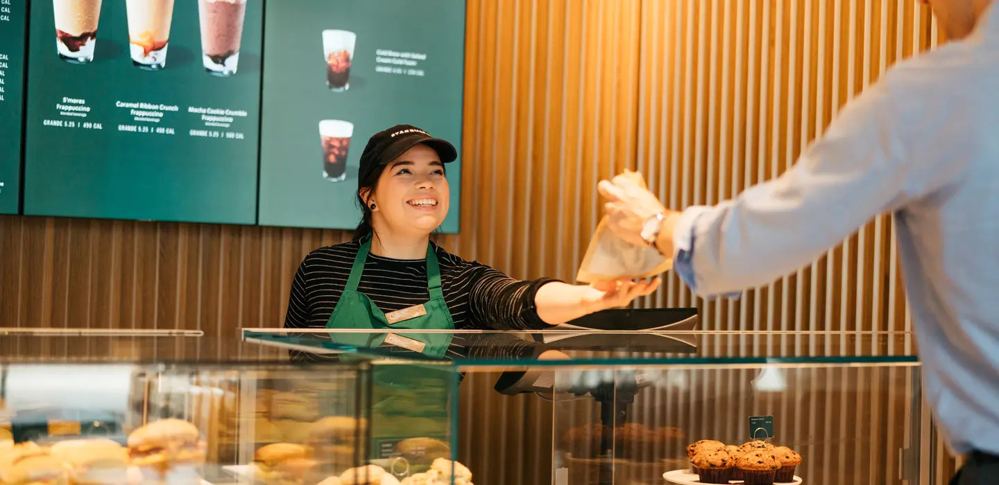 Khách hàng có thể đặt hàng và thanh toán qua ứng dụng của Starbucks, sau đó đến cửa hàng lấy cà phê mà không cần xếp hàng